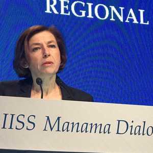 الوزيرة بارلي أثناء إلقاء كلمتها في حوار المنامة