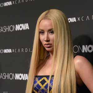 إيجي أزيليا عرفت الشهرة بعد انتقالها إلى الولايات المتحدة