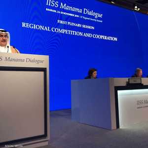 الشيخ خالد بن أحمد (يسار) متحدثا في حوار المنامة