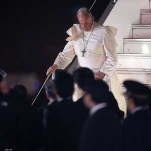 البابا فرنسيس لدى وصوله إلى طوكيو فجر السبت