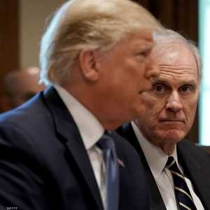 وزير البحرية الأميركي ريتشارد سبنسر يجوار ترامب