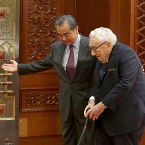 هنري كيسنجر مع وزير الخارجية الصيني.