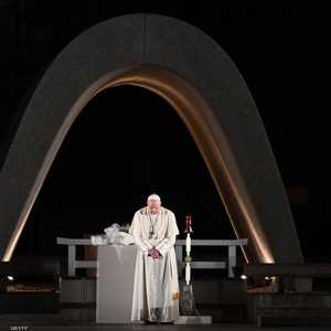 البابا يزور النصب التذكاري لضحايا القصف النووي على هيروشيما