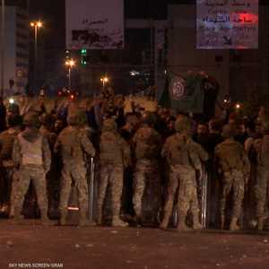 أنصار حزب الله يعتدون على متظاهرين ببيروت