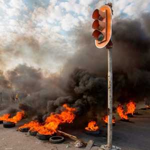 المتظاهرون في البصرة يواصلون قطع الطرق.