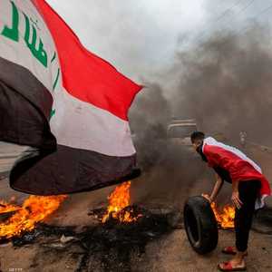 المتظاهرون بالبصرة أغلقوا طرقا عدة بإطارات السيارت المشتعلة.