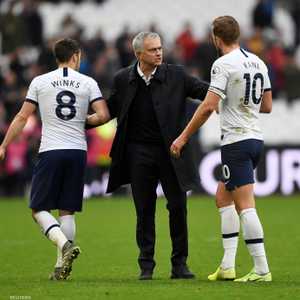 مدرب توتنهام جوزيه مورينيو يتحدث إلى هاري كين. أرشيفية