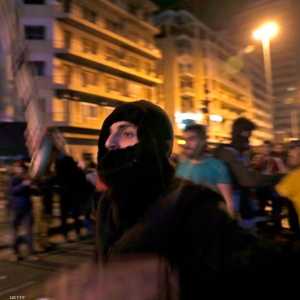 تناثرت الحجارة على الطريق كما أضرمت النيران بدراجة نارية.