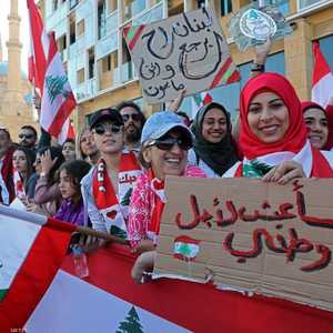 المتظاهرون يطالبون بتنحي النخبة الحاكمة ويتهمونها بالفساد