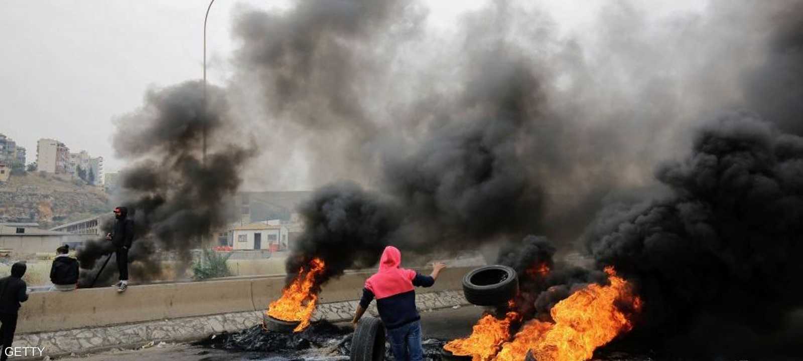 لبنان يشهد احتجاجات وقطعا للطرق منذ 17 أكتوبر