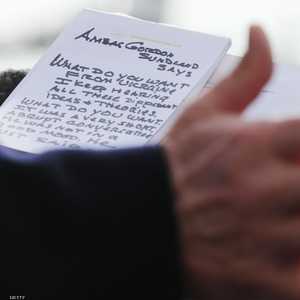 ترامب وبين يديه ملاحظات بشأن التعليق على إجراءات عزله