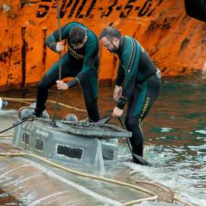 جانب من عملية ضبط الغواصة