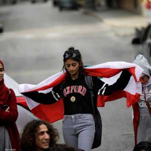 فتاة لبنانية تحمل العلم الوطني في بيروت