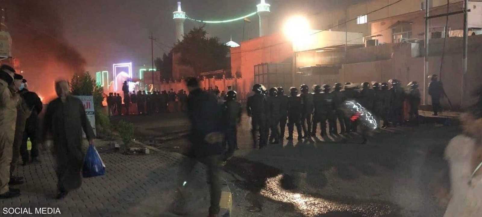 متظاهرون عراقيون أمام مقر القنصلية الإيرانية في النجف