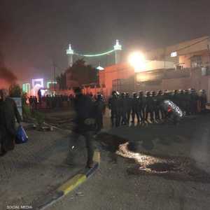 متظاهرون عراقيون أمام مقر القنصلية الإيرانية في النجف