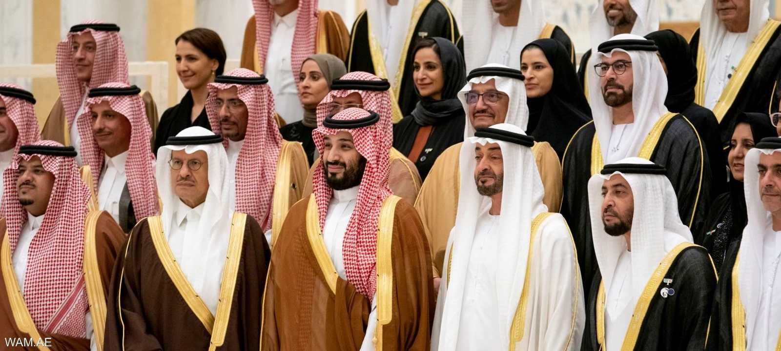 محمد بن زايد ومحمد بن سلمان وسط مسؤولي البلدين