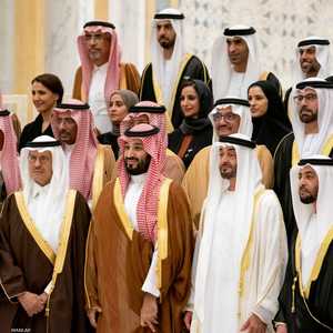 محمد بن زايد ومحمد بن سلمان وسط مسؤولي البلدين