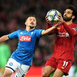 محمد صلاح في لقطة كروية مع ماريو روي لاعب نابولي