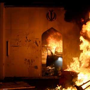 النيران تلتهم القنصلية الإيرانية في النجف