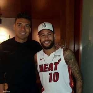 نيمار وكاسيميرو خلال العشاء