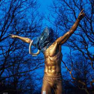 تمثال إبراهيموفيتش تعرض للتشويه