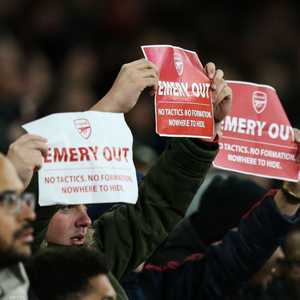 رفعت الجماهير لافتات "أرحل يا إيمري" بعد هدف أينتراخت الثاني