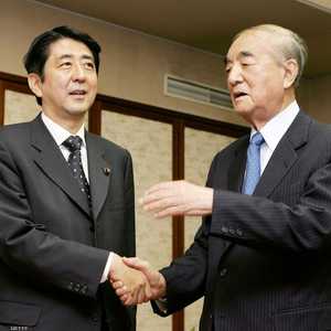 أرشيفية لرئيس الوزراء الياباني الراحل مع رئيس الوزراء الحالي