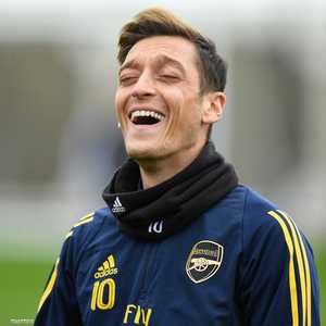 أنصار أوزيل يعتبرون أنه المنتصر في معركة ستاد الإمارات