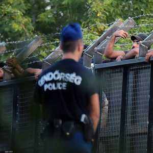 أسوارا من الأسلاك الشائكة على حدود هنغاريا لوقف المهاجرين.