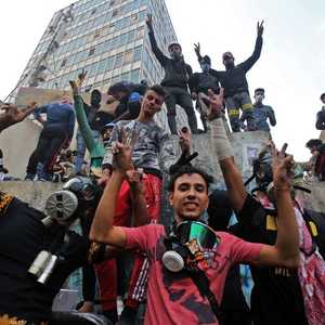 متظاهرون في بغداد يرفعون شارات النصر بعد بيان عبد المهدي.