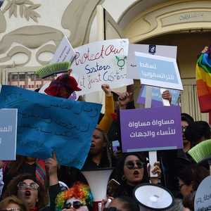 رفع المشاركون في التظاهرة لافتات مختلفة.