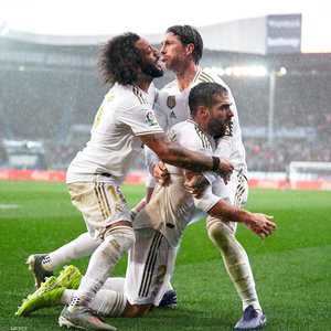 تحت الأمطار الملكي يحتفل بالهدف الثاني