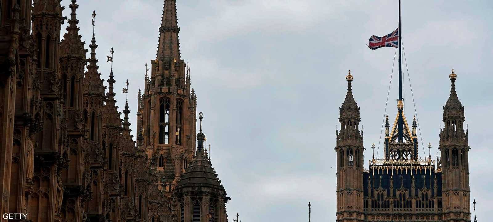 تنكيس العلم على مبنى البرلمان حداد على ضحايا الاعتداء