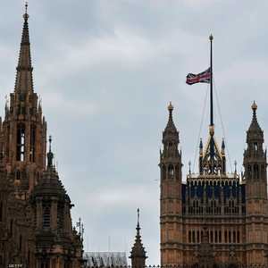 تنكيس العلم على مبنى البرلمان حداد على ضحايا الاعتداء