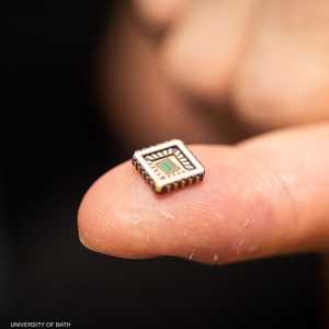 الخلايا العصبية الصناعية مثبتة على شريحة سيليكون