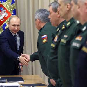 بوتن خلال استقبال مسؤولين عسكريين