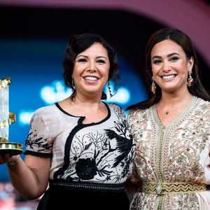 هند صبري قدمت الجائزة التكريمية للنجمة منى فتو