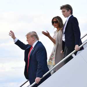 ميلانيا وبرفقتها بارون وزوجها في المقدمة. أرشيف