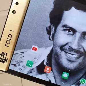 صورة زعيم المخدرات بابلو إسكوبار على هاتف "إسكوبار فولد 1"