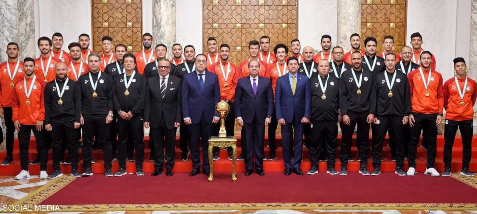 السيسي يتوسط لاعبي منتخب مصر الأولمبي