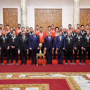 السيسي يتوسط لاعبي منتخب مصر الأولمبي