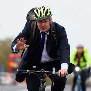 جونسون يعارض من يقودون الدراجات على الرصيف.