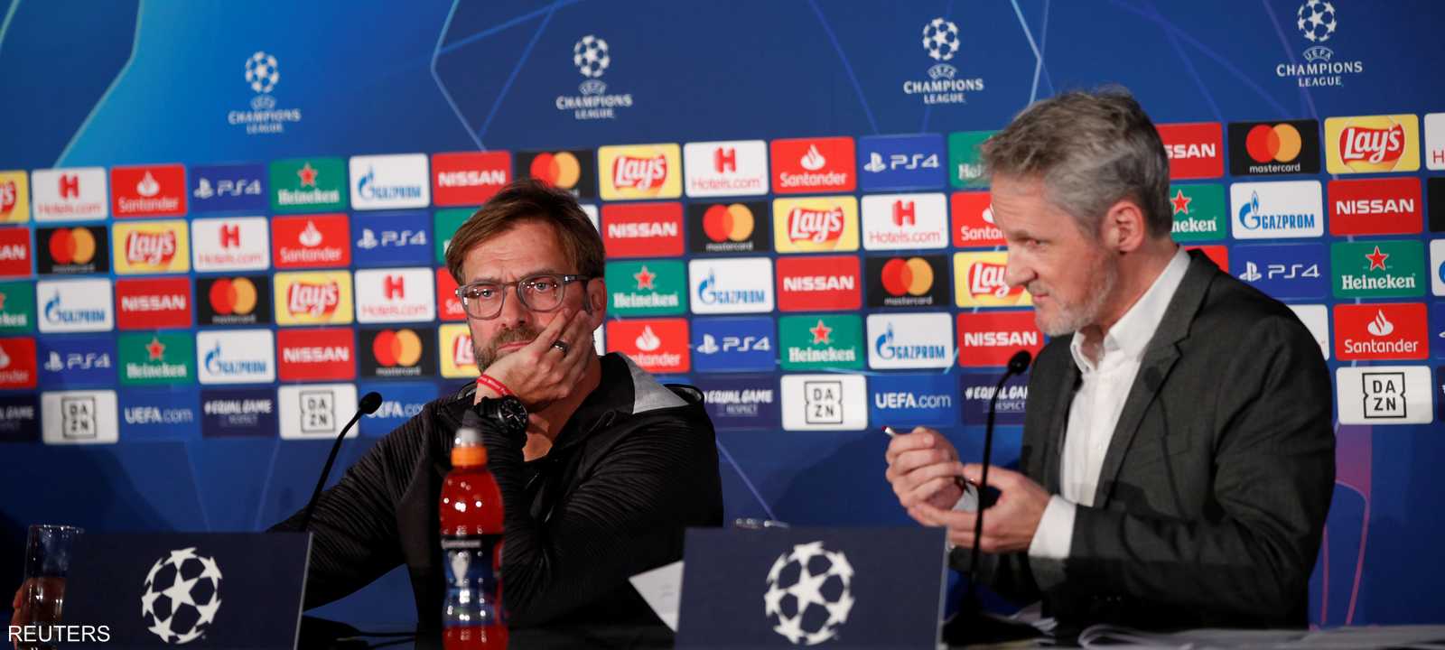 كلوب والمترجم خلال المؤتمر الصحفي