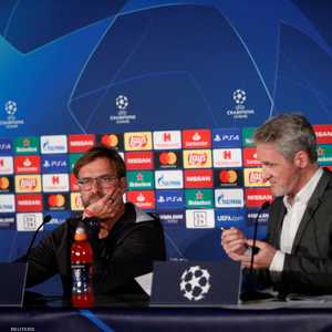 كلوب والمترجم خلال المؤتمر الصحفي