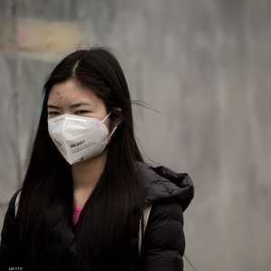 فتاة صينية ترتدي قناع طبيا في بكين