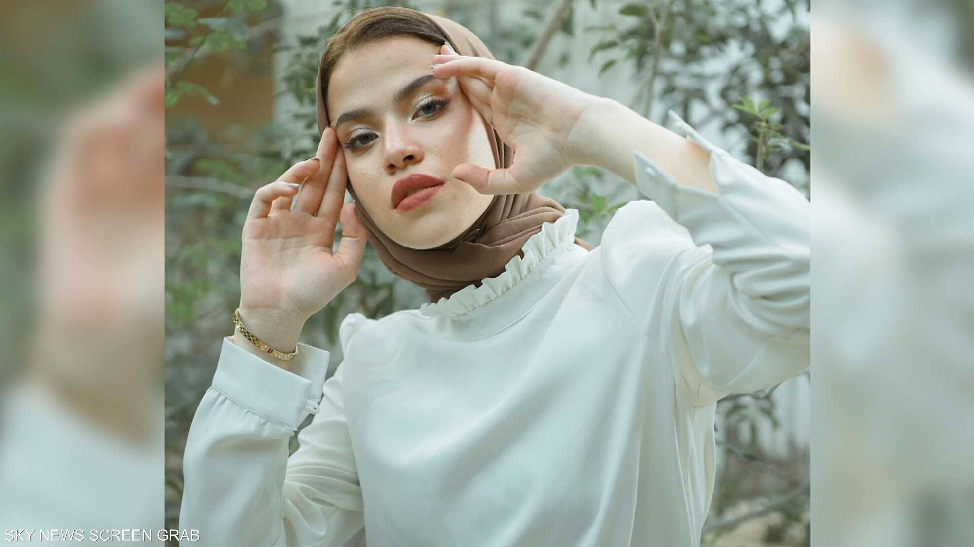 أزياء آية شرف.. تصاميم كلاسيكية للمرأة العاملة