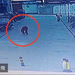 طار في الهواء بفعل الانفجار ونجا