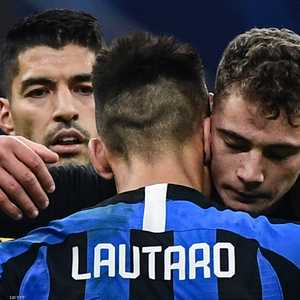 سواريز ومواساة للاعب إنتر مارتينيز