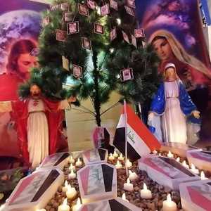 تزيين شجرة الأعياد بصور ضحايا الاحتجاجات في العراق.