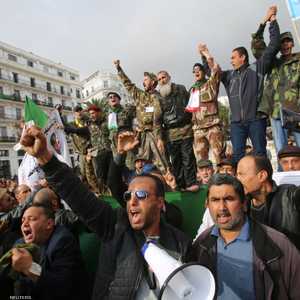 متظاهرون مؤيدون لإجراء الانتخابات الرئاسية في الجزائر